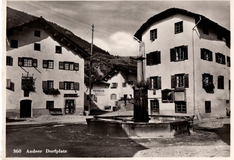 Dorfplatz Andeer mit Weissem Kreuz