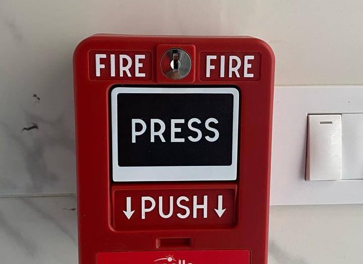 حلول أمان ذكية للمناطق السكنية والمباني التجارية.