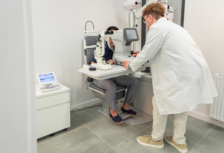 Optyk Kraków prowadzi badania optometryczne przy foropterze