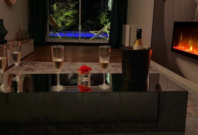 salon avec cheminée et vue sur piscine de la love room