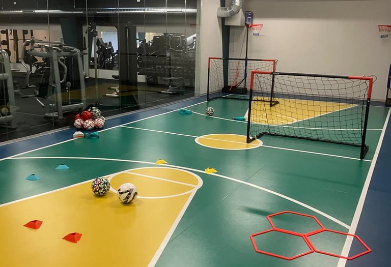 Area multisport della palestra Move 2 Grow a Milano con campo colorato, porte da calcio, palloni e attrezzature per allenamen