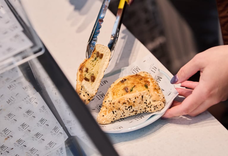 Sunny bun, feta, halloumi