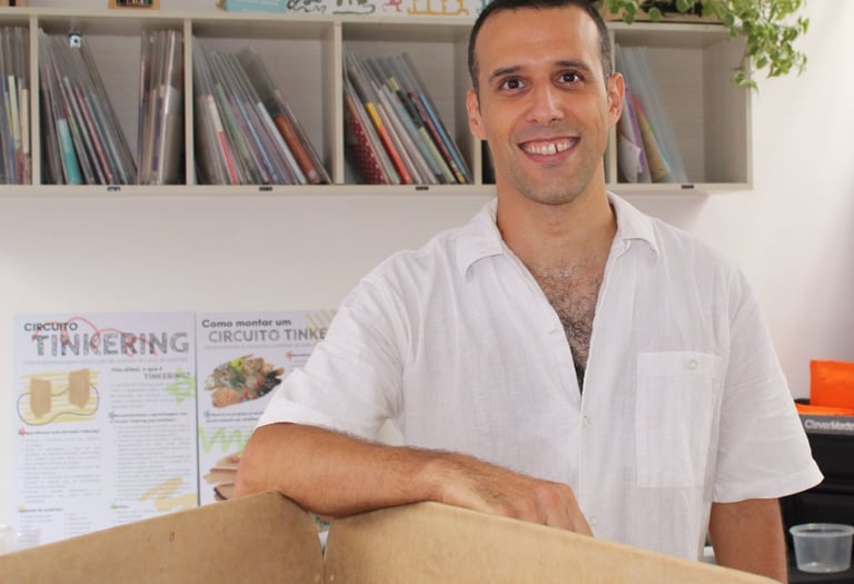 Foto do arte educador e ecobrinquedista Renato M. Barboza