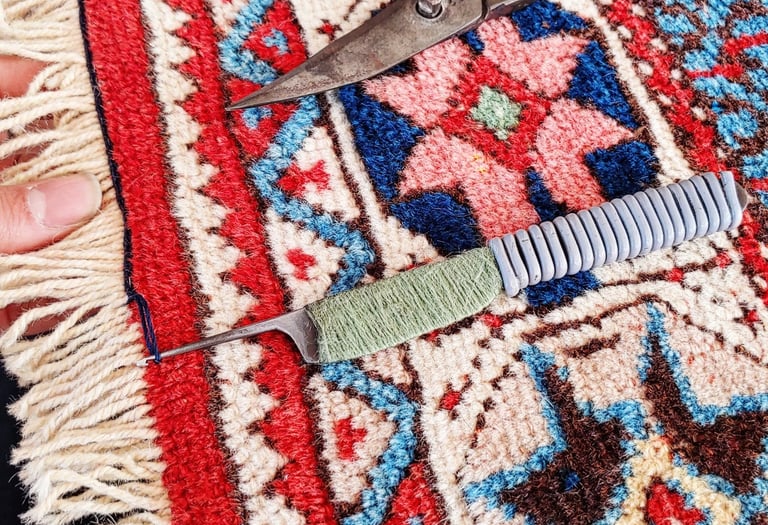 restauratore di tappeti che esegue il bloccaggio delle frange a uncinetto