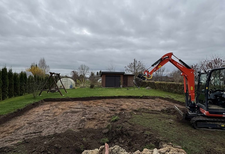 kasamas juodzemis iki molio mini ekskavatoriumi, perteklius isvezamas is sklypo jeigu nereikalingas