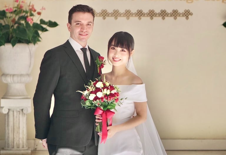 香港婚禮新娘化妝跟妝服務-我們提供全程貼身跟妝服務，從新娘子出門、男家入門、證婚、外影、晚宴迎賓、新人進場到晚宴敬酒的所有婚禮環節，我們都盡心為新娘子提供貼心+貼身的跟妝服務