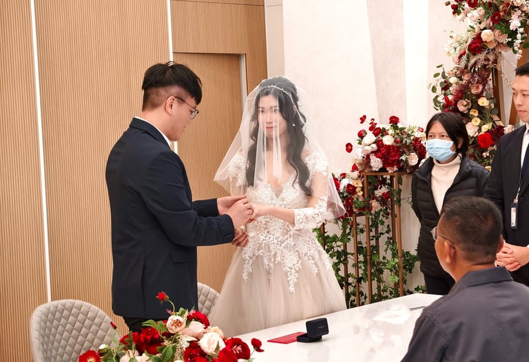 香港婚禮新娘化妝跟妝服務-我們提供全程貼身跟妝服務，從新娘子出門、男家入門、證婚、外影、晚宴迎賓、新人進場到晚宴敬酒的所有婚禮環節，我們都盡心為新娘子提供貼心+貼身的跟妝服務