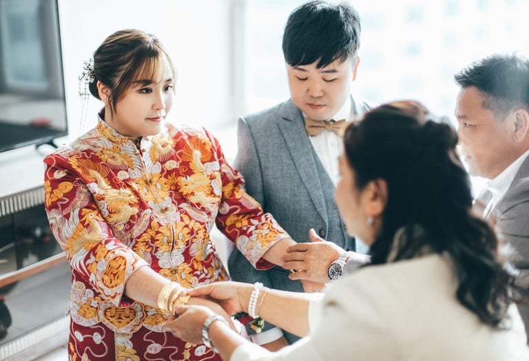 香港婚禮新娘化妝跟妝服務-我們提供全程貼身跟妝服務，從新娘子出門、男家入門、證婚、外影、晚宴迎賓、新人進場到晚宴敬酒的所有婚禮環節，我們都盡心為新娘子提供貼心+貼身的跟妝服務