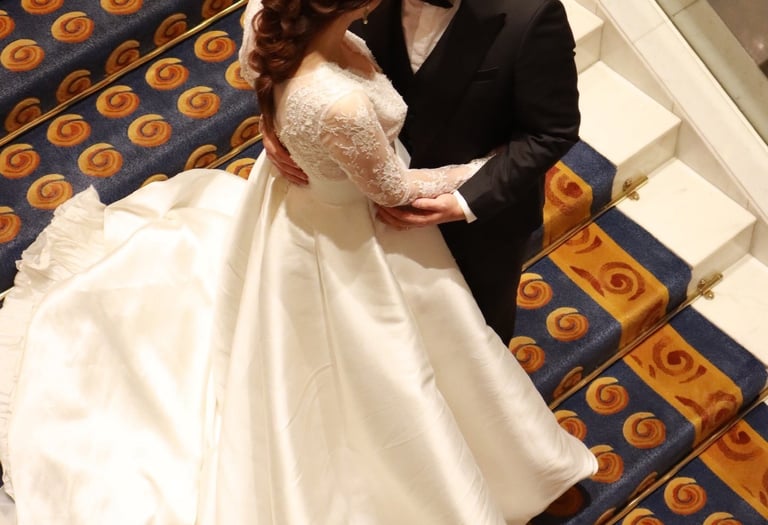 香港婚禮新娘化妝跟妝服務-我們提供全程貼身跟妝服務，從新娘子出門、男家入門、證婚、外影、晚宴迎賓、新人進場到晚宴敬酒的所有婚禮環節，我們都盡心為新娘子提供貼心+貼身的跟妝服務