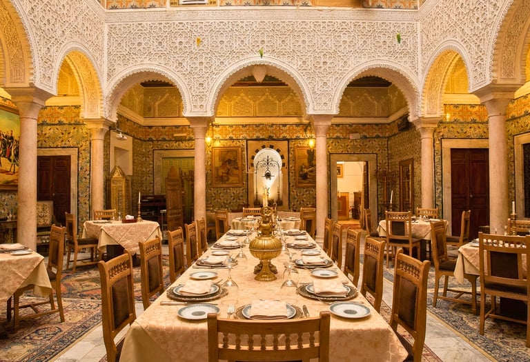 Grande table royale dressée dans le patio central du restaurant gastronomique Médina Tunis.