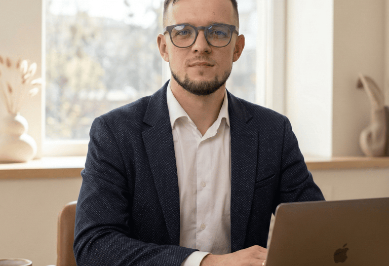 consulente di marketing e neuro marketing seduto alla scrivania sta analizzando i dati e crea ADS