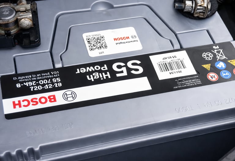 Instalación de batería Bosch S5 para un arranque seguro y rendimiento confiable del vehículo.