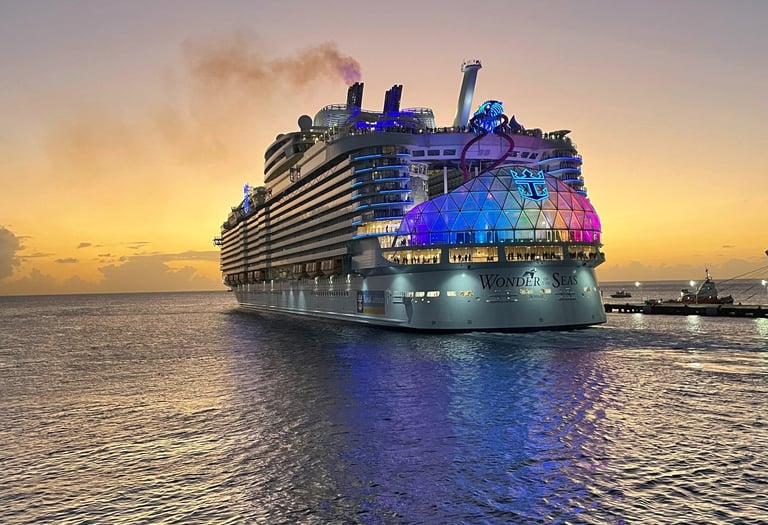 Das Kreuzfahrtschiff ‚Royal Caribbean Wonder of the Seas‘ bei Sonnenuntergang beleuchtet