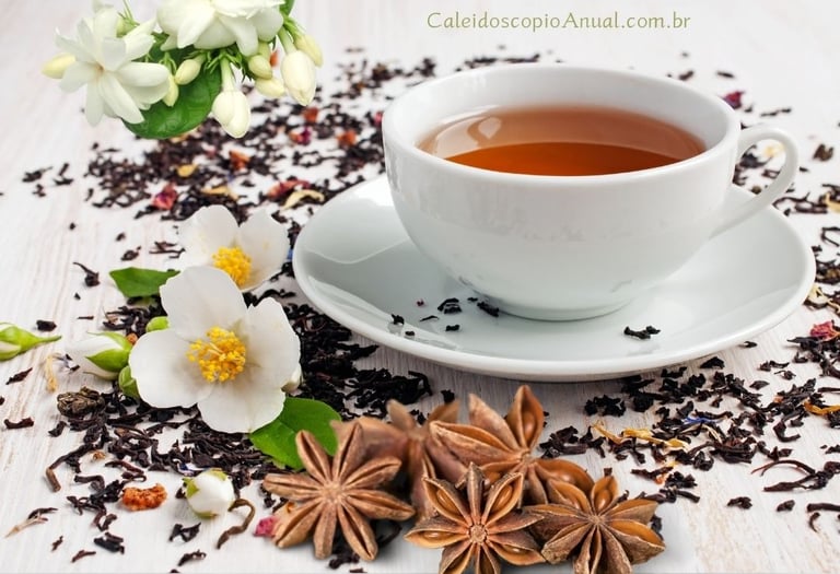 Chá de Anis-estrelado e Jasmim numa xícara branca com ervas ao redor