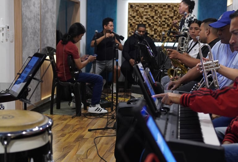 Músicos ensayando en estudio de grabación monochrome records