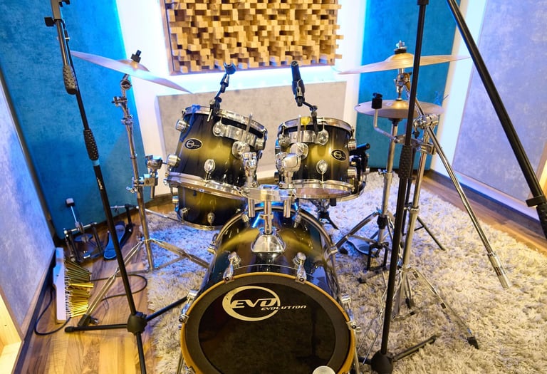 bateria en estudio de grabación monochrome records