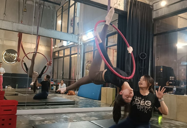 Instructer guide member about body setup and performance on hoop