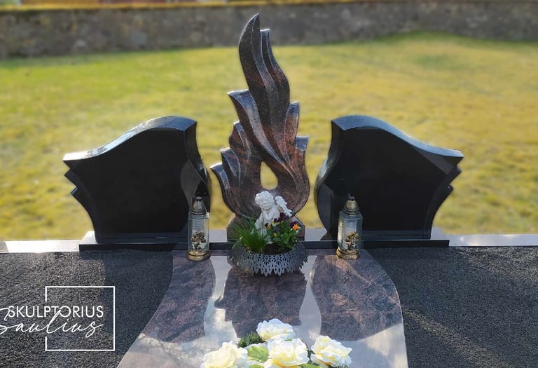 Trijų dalių paminklas su ugnimi viduryje