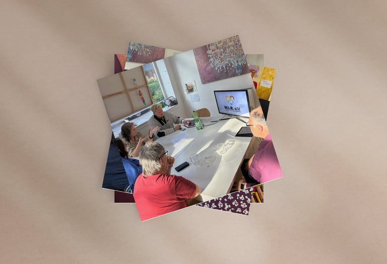 Stapel von Fotos, oberstes zeigt Menschen am Tisch im Gespräch