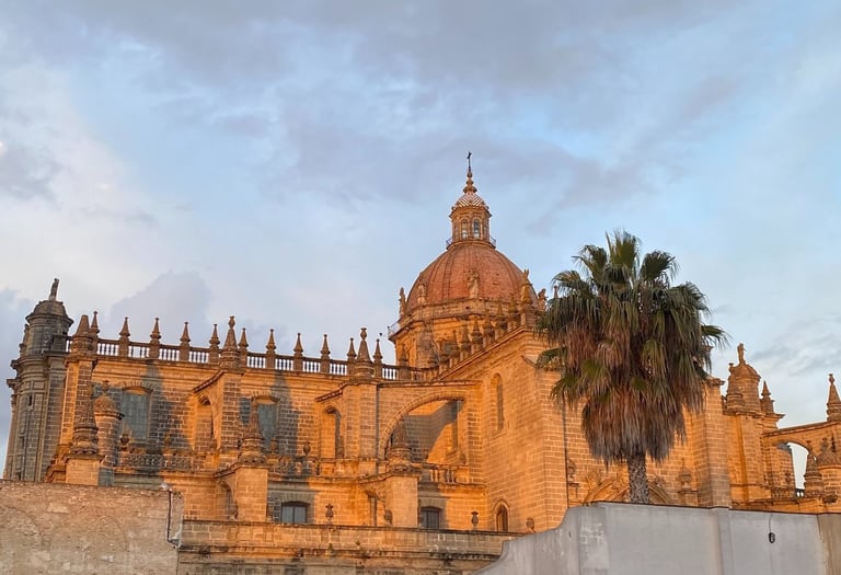Catedral de Jerez al atardecer con luz dorada sobre el casco histórico