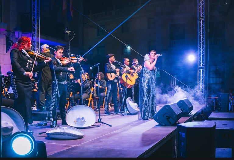 Mariachi Sentimiento Mexicano actuando en vivo en un escenario de Madrid con violines, trompetas y g