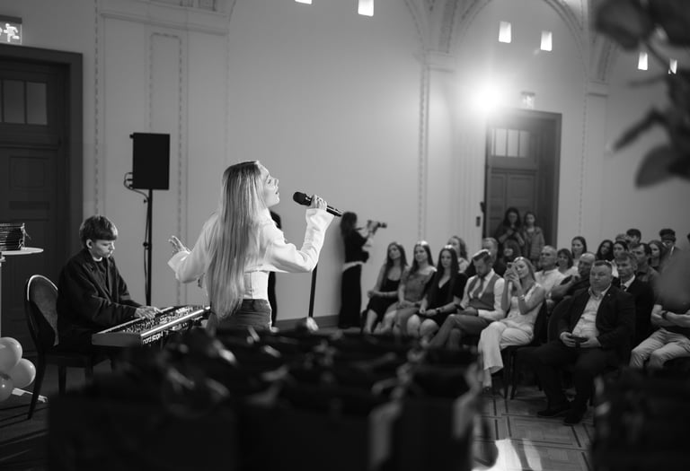 Nuotrauka iš renginio. Ant scenos atlikėja Paulina Paukštaitytė.