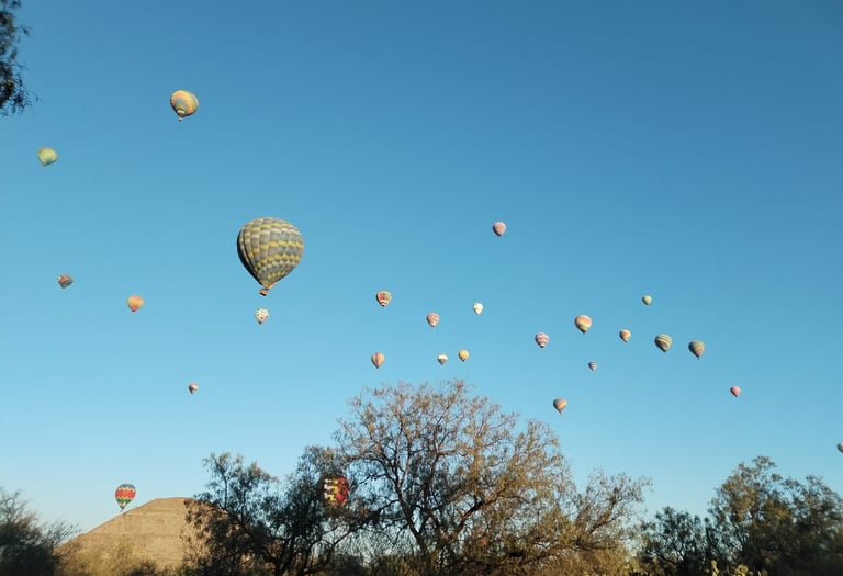 Globos aerostáticos volando de día en Teotihuacán | Reserva Tours en Ciudad de México