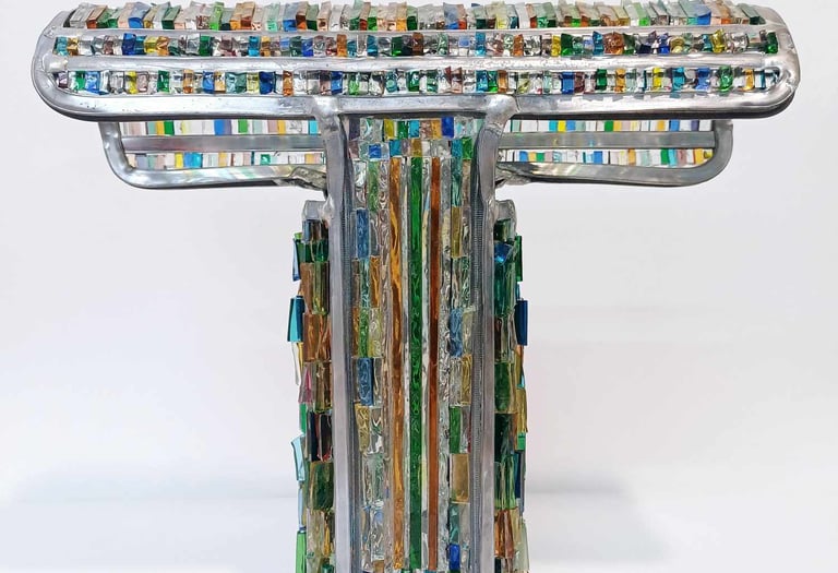 Objet lumineux en mosaïque de verre coloré, artisanat d'art contemporain récompensé à Paris.
