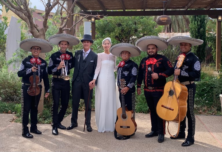 Mariachi en boda en Madrid tocando durante la celebración