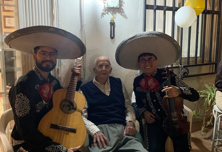 Mariachi para cumpleaños en Madrid animando la celebración