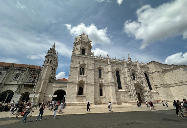 Construção grandiosa com pedras e esculturas