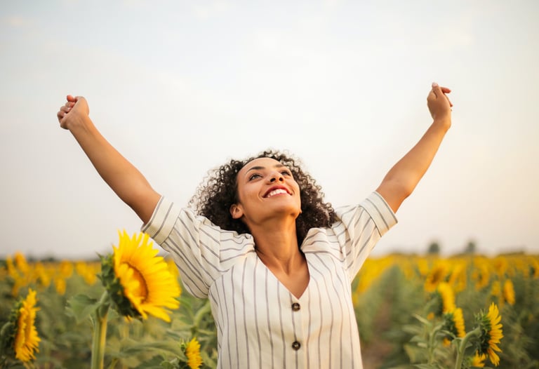 femme en bonne santé qui lève les bras vers le ciel