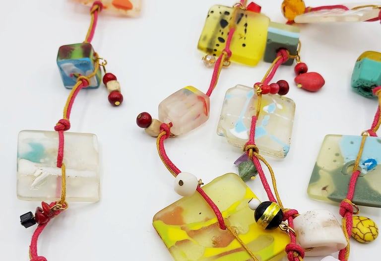 C'est un long collier très coloré réalisé en résine.