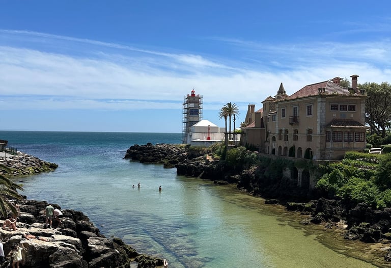 Águas critalinas com uma casa e um farol ao fundo
