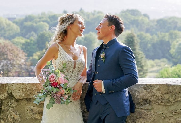 Photo de mariage avec le couple de mariés en côte d'Or