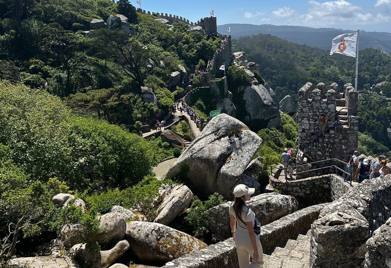 Muralhas de pedra entre os verdes em cima de uma montanha