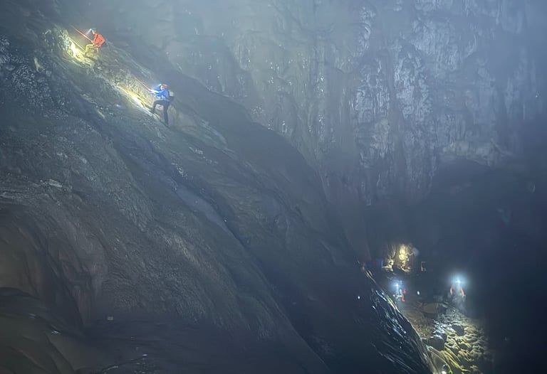 climbing the upper sections of the great wall of Vietnam, hang son doong cave, Vietnam