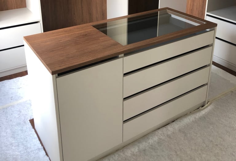 meuble ilot sur mesure pour le rangement des bijoux avec surface vitrée