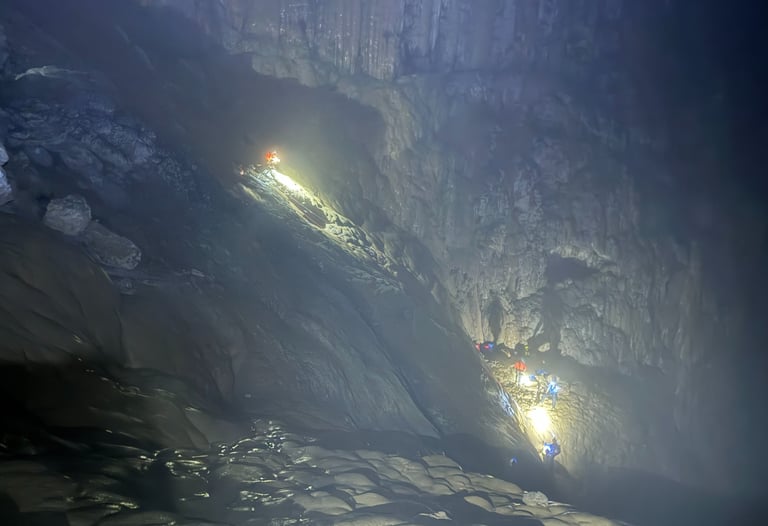 climbing the upper sections of the great wall of Vietnam, hang son doong cave, Vietnam