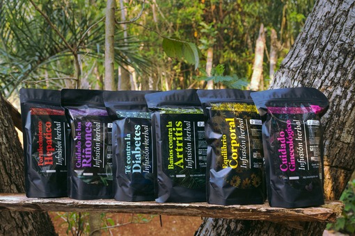 Seis bolsas negras de infusiones naturales de té herbal para el bienestar y la salud