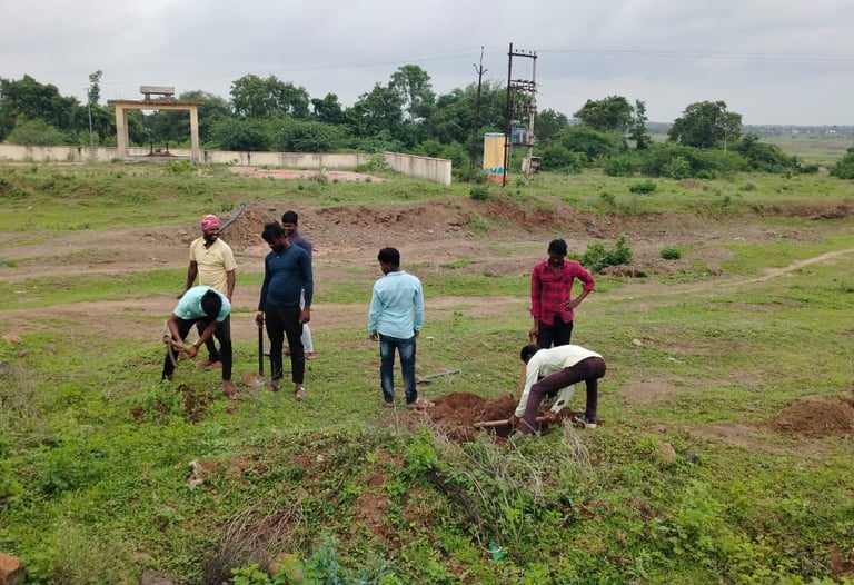खिर्डी साठे येथे बिहार (मैत्री) पेटर्णअंतर्गत वृक्ष लागवड