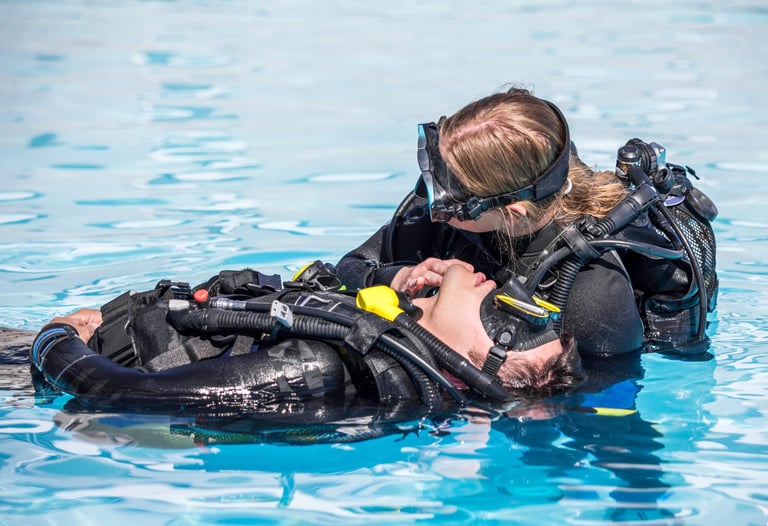 Prácticas del curso de rescate en piscina