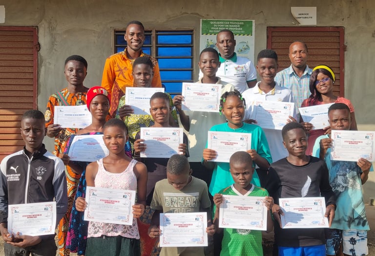 Élèves qui ont reçu leur diplôme du centre d'éducation numérique