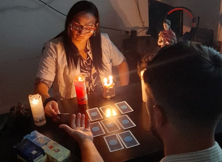 maestra atendiendo un cliente en el escritorio