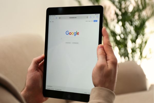 Choisir entre Google Ads et SEO