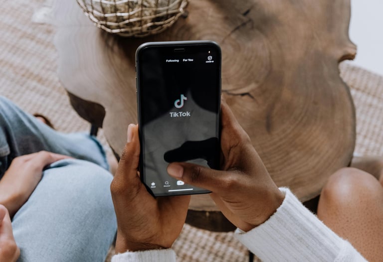 Québec Test - Une personne tenant un smartphone affichant l’écran d’accueil de TikTok