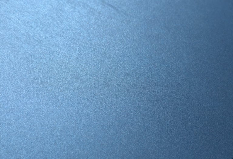 Close-up detail tekstur aluminium berwarna biru matte yang elegan, menunjukkan kualitas finishing permukaan yang sangat halus dan mewah.