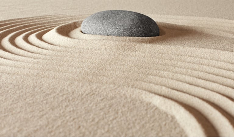 onverhard pad tussen bomen, herfstlicht