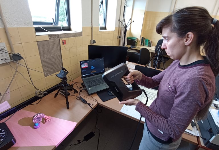 Blanca Moncunill-Solé scanning with a light-scanner (GRICA, UDC)