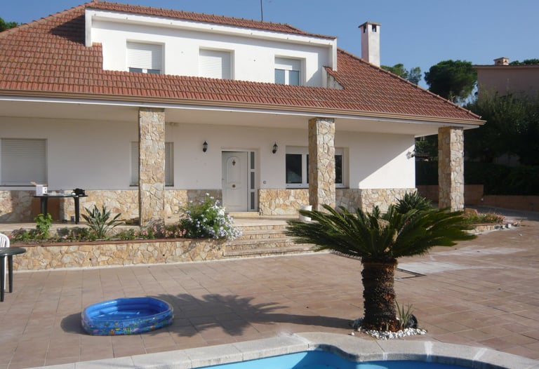 Piscina privada en el jardín de la vivienda.